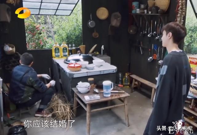 张艺兴录综艺太难了，和杨紫撞睡衣解释不清，又被黄磊花式催婚-18.jpg