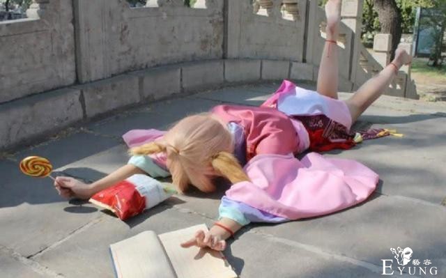 coser们太敬业，光脚还原动漫角色，如何保护自己让人好奇-1.jpg