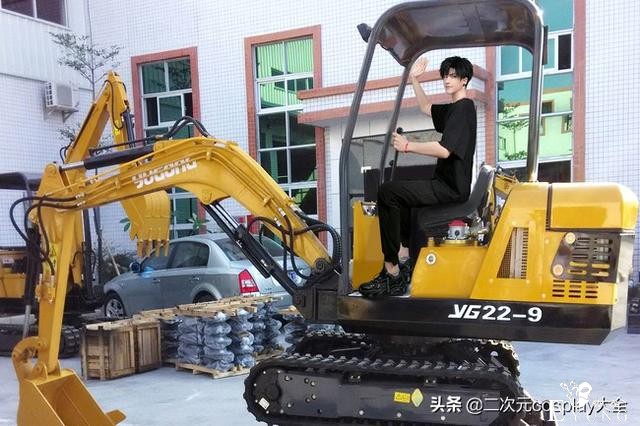 伪装学渣cos：天呐，谢俞梦到贺朝开挖掘机啦-2.jpg
