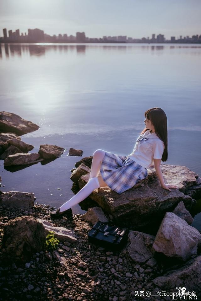 JK私影：阳光洒在水平面与她，仿佛一切都特别的美好-6.jpg