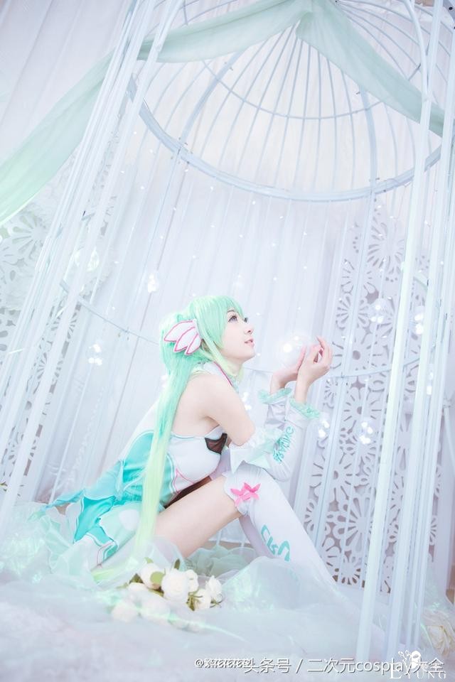 V家2017初音赛车娘cos，笼中的miku小仙女唯美精致-3.jpg
