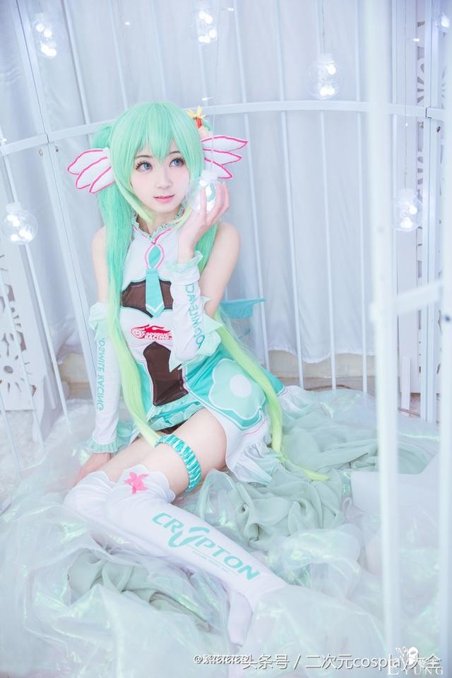 V家2017初音赛车娘cos，笼中的miku小仙女唯美精致-2.jpg