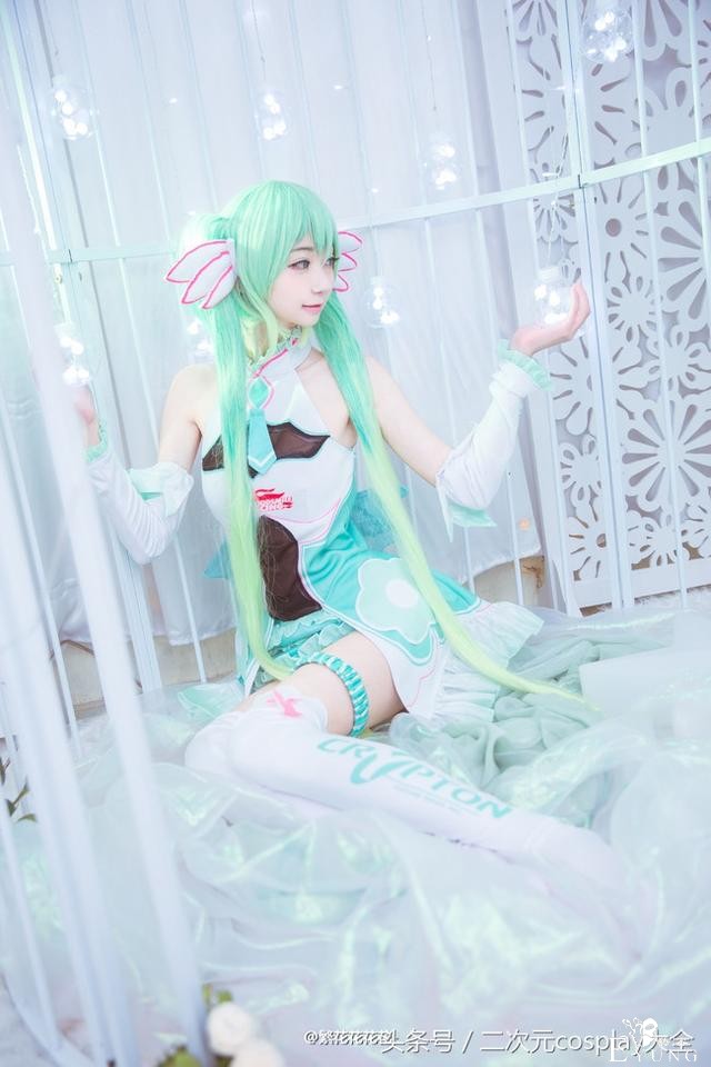 V家2017初音赛车娘cos，笼中的miku小仙女唯美精致-8.jpg