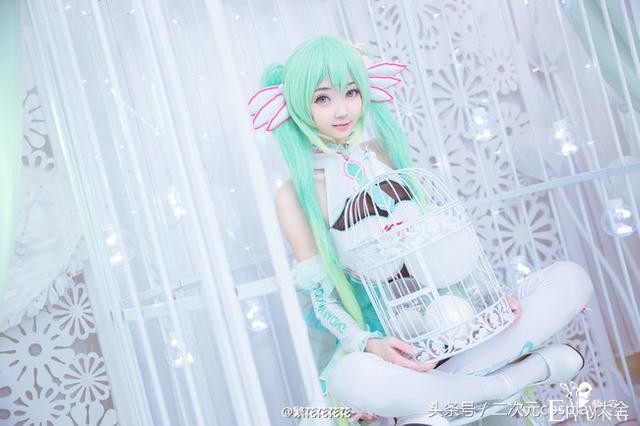 V家2017初音赛车娘cos，笼中的miku小仙女唯美精致-17.jpg