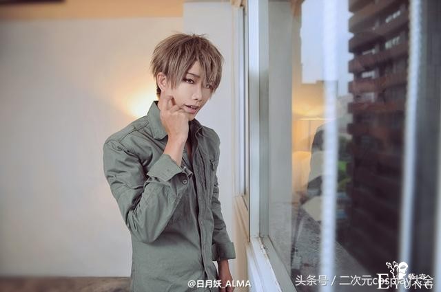 我让最想被拥抱的男人给威胁了，耽美漫cos帅到我脸红心跳！-5.jpg