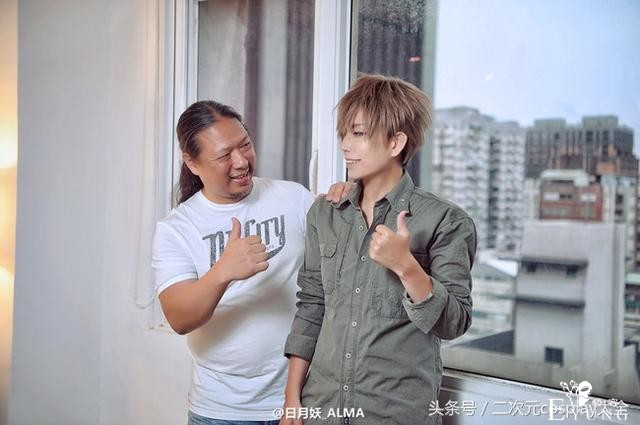 我让最想被拥抱的男人给威胁了，耽美漫cos帅到我脸红心跳！-7.jpg
