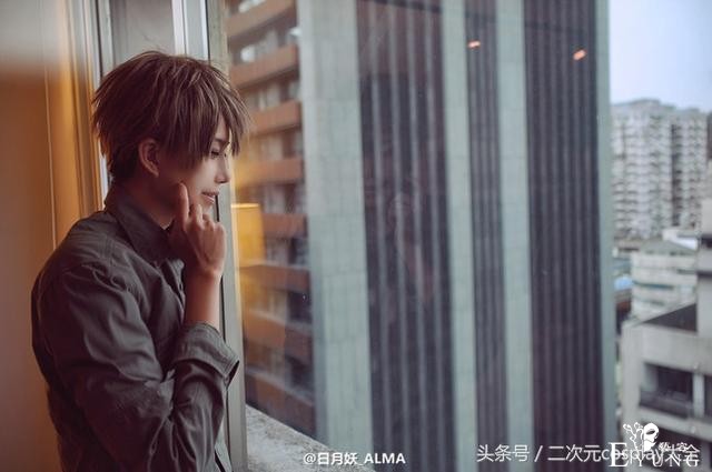我让最想被拥抱的男人给威胁了，耽美漫cos帅到我脸红心跳！-4.jpg