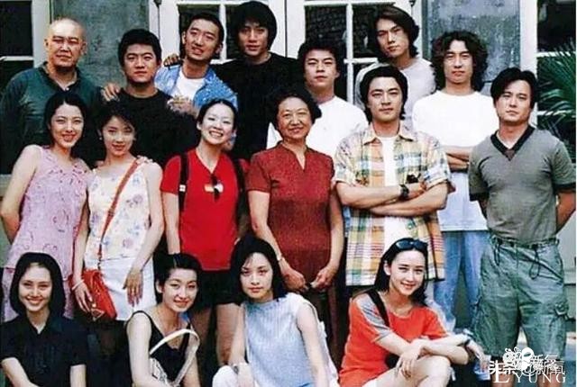 嫁给身家50亿的老公，竟然综艺舞台身穿500块衣服就上台？-17.jpg