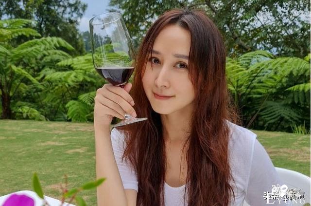 嫁给身家50亿的老公，竟然综艺舞台身穿500块衣服就上台？-51.jpg