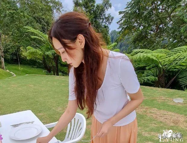 嫁给身家50亿的老公，竟然综艺舞台身穿500块衣服就上台？-50.jpg
