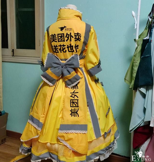 外卖小姐姐也玩换装，LO装短裙都换上了-1.jpg