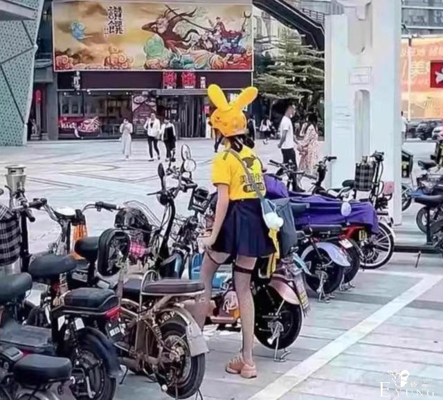 外卖小姐姐也玩换装，LO装短裙都换上了-4.jpg