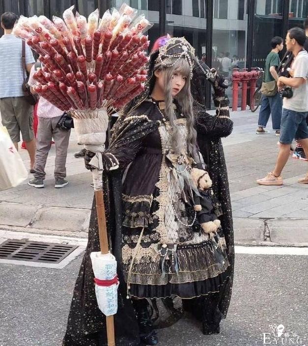 漫展“致富”小妙招：穿LO装去卖冰糖葫芦，COS动漫角色卖小吃-1.jpg
