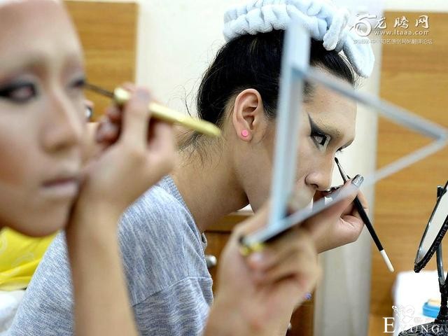 越南人独好“变装皇后”，实则是伪娘男子！-3.jpg