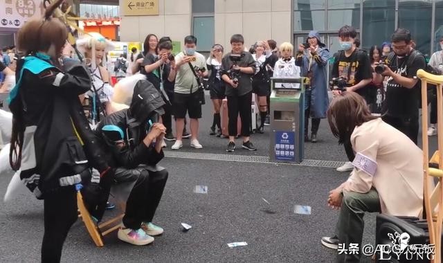 Coser参加漫展入戏太深，路人老奶奶误会其真的断腿，起身让座-5.jpg