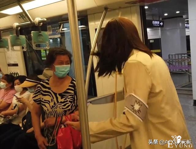 Coser参加漫展入戏太深，路人老奶奶误会其真的断腿，起身让座-4.jpg