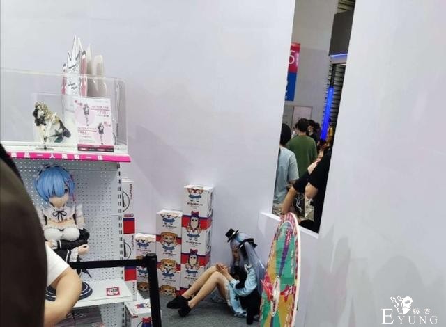 都在围观手办，却忽视了小姐姐？小姐姐吐槽：下辈子小心二次元-3.jpg
