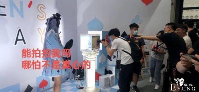 都在围观手办，却忽视了小姐姐？小姐姐吐槽：下辈子小心二次元-1.jpg