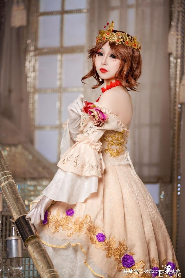 《第五人格》​红夫人赤宴cos，高贵柔美，眼神竟摄人心魄-1.jpg
