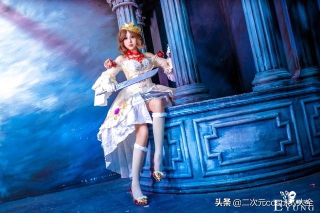 《第五人格》​红夫人赤宴cos，高贵柔美，眼神竟摄人心魄-3.jpg