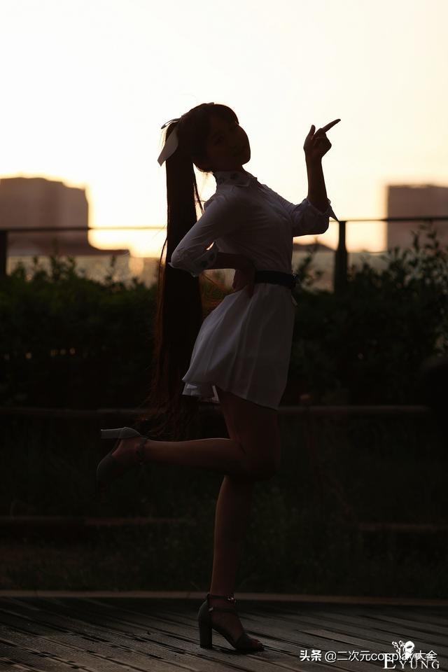 可爱青春的白裙美少女，叶月恋cos，余晖洒落唯美有活力-3.jpg