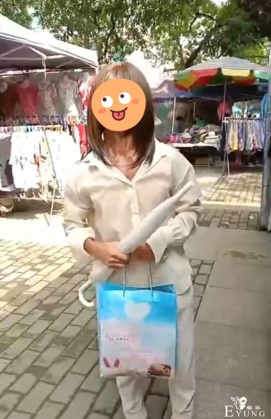 男子把自己扮成女人，留长发、穿女人丝袜，在大街上引人围观拍照-1.jpg