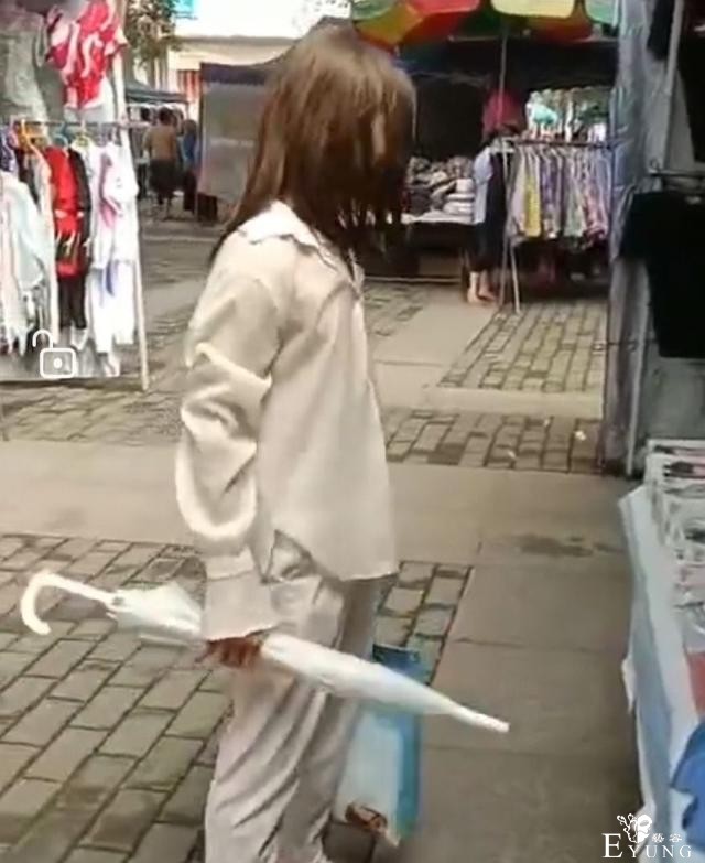 男子把自己扮成女人，留长发、穿女人丝袜，在大街上引人围观拍照-2.jpg