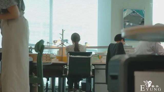 壁咚、变装、喊主人：我在北京最火男执事店，体会萧亚轩的愉快-16.jpg