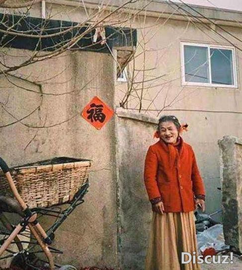 这个男人，男扮女装16年，每日浓妆艳抹，其中的故事却让人泪目-1.jpg