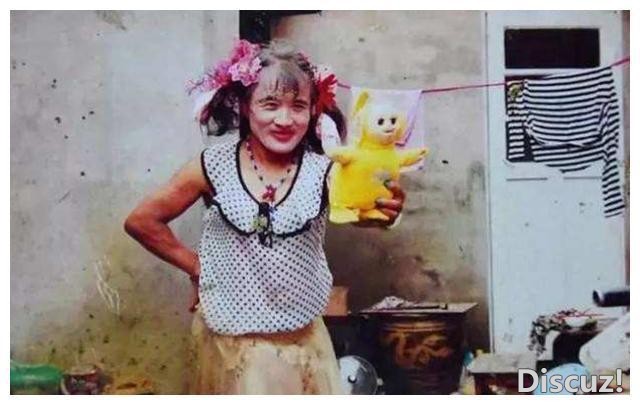 这个男人，男扮女装16年，每日浓妆艳抹，其中的故事却让人泪目-5.jpg