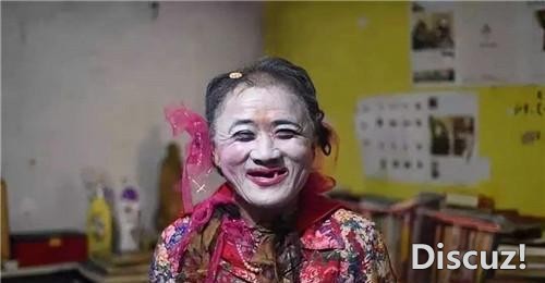 这个男人，男扮女装16年，每日浓妆艳抹，其中的故事却让人泪目-6.jpg