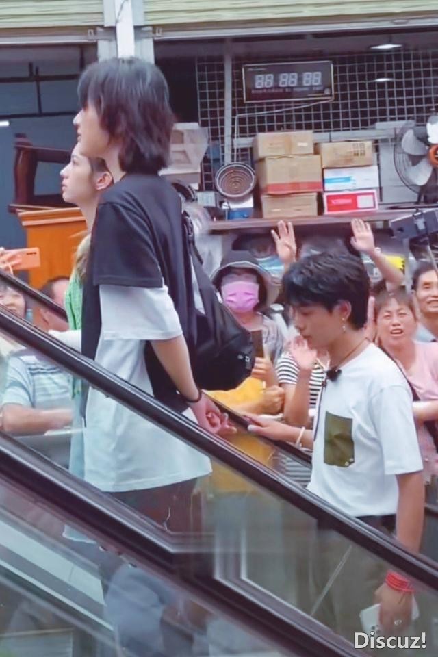 《中餐厅》录制，姚安娜、周也姐妹情深成卖点，网友表示磕不动-1.jpg