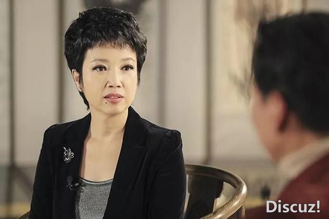 从央视主持人，到饰演周恩来夫人，她的命运因4次意外而改变-2.jpg