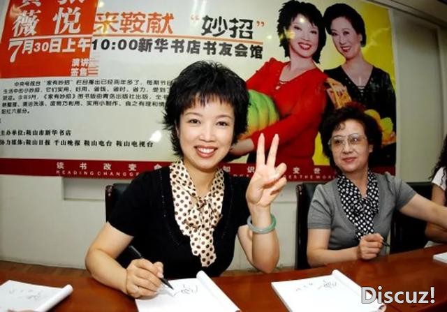 从央视主持人，到饰演周恩来夫人，她的命运因4次意外而改变-9.jpg