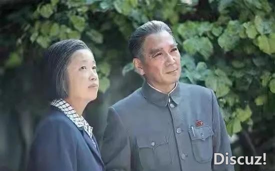 从央视主持人，到饰演周恩来夫人，她的命运因4次意外而改变-21.jpg
