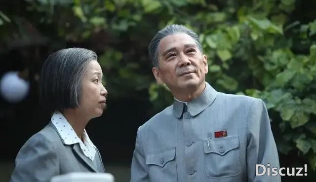 从央视主持人，到饰演周恩来夫人，她的命运因4次意外而改变-22.jpg
