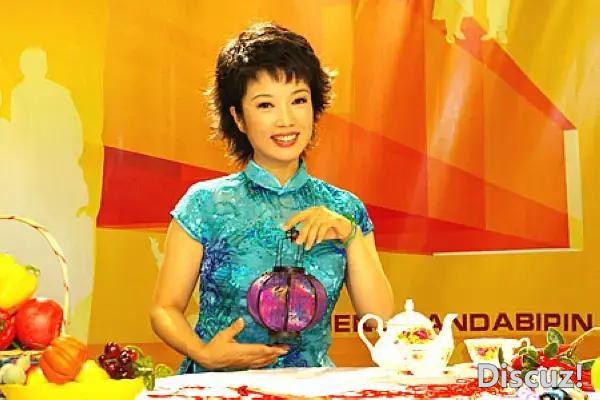 从央视主持人，到饰演周恩来夫人，她的命运因4次意外而改变-25.jpg