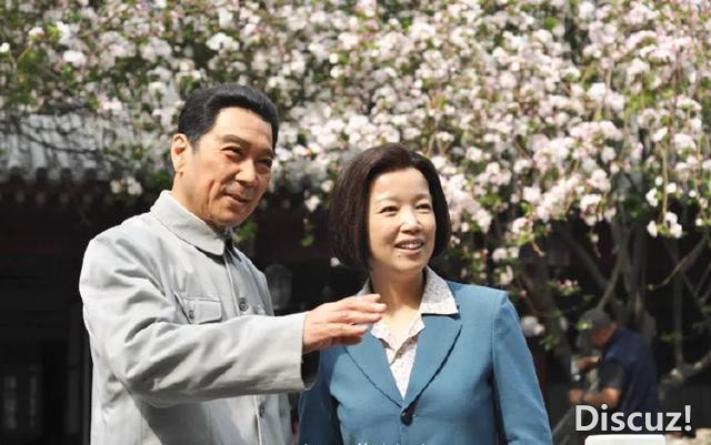 从央视主持人，到饰演周恩来夫人，她的命运因4次意外而改变-24.jpg