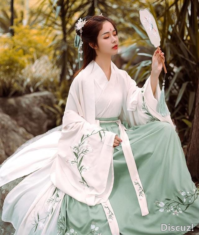 这些失业的中年妇女可能想不到，最后给了她们一条活路的是JK制服-3.jpg