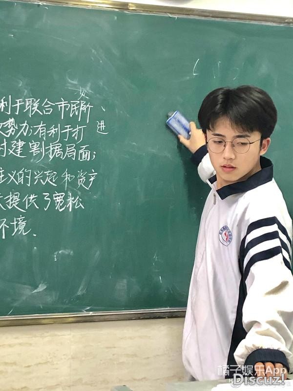 美到模糊性别？这些女装大佬化妆前后对比惊人，叫声老婆不过分吧-13.jpg