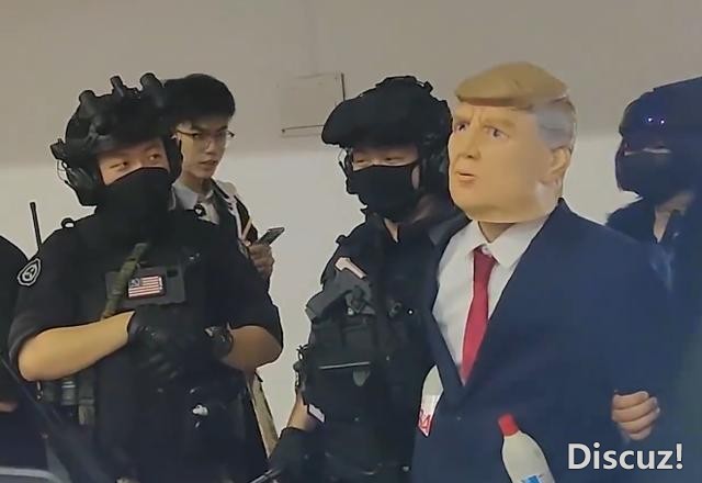 暑假漫展上的cos越来越离谱了，cos叔叔还不算，还cos川宝-1.jpg