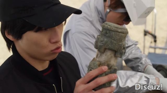 特利迦奥特曼4话：古维拉登场，特利迦“骑马马”，海贼总部抢宝-1.jpg
