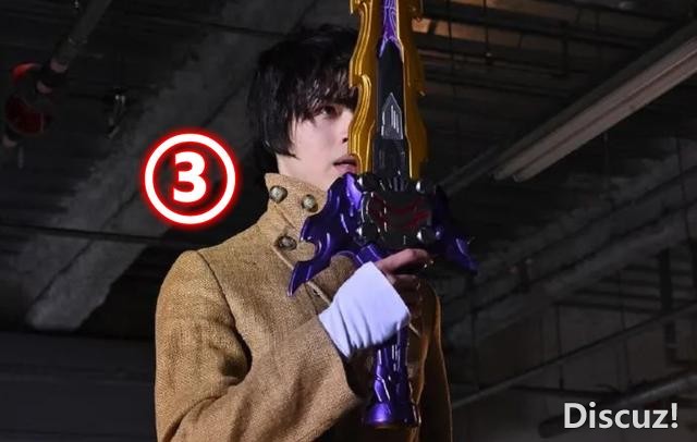假面骑士圣刃：第4位咖喱棒诞生，索菲亚玩3位1体，她竟是新王剑-4.jpg