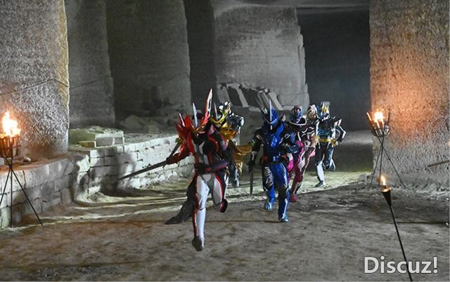 假面骑士神圣45话先行，10位剑士变身，索菲亚变王剑，大决战开始-3.jpg