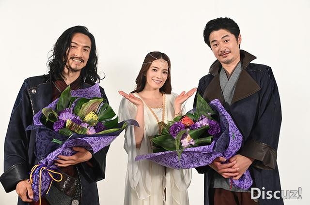 假面骑士圣刃：两男一女三位一体，两位咖喱棒收花，两任王剑谢幕-4.jpg