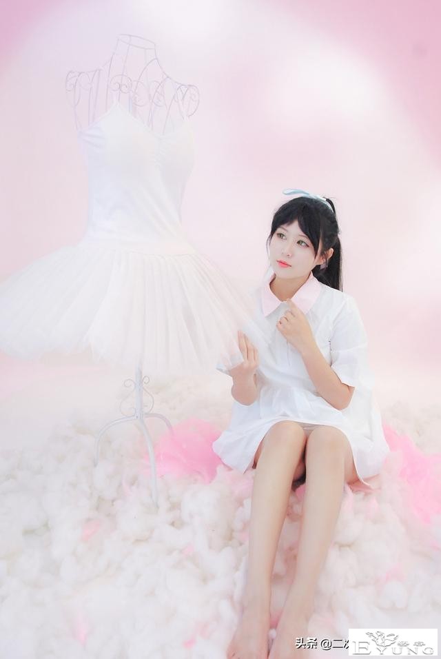 叶月恋cos：白裙为衬，连衣裙女孩在旁，美如梦幻-3.jpg