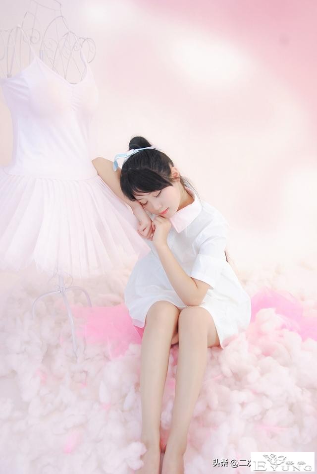叶月恋cos：白裙为衬，连衣裙女孩在旁，美如梦幻-2.jpg