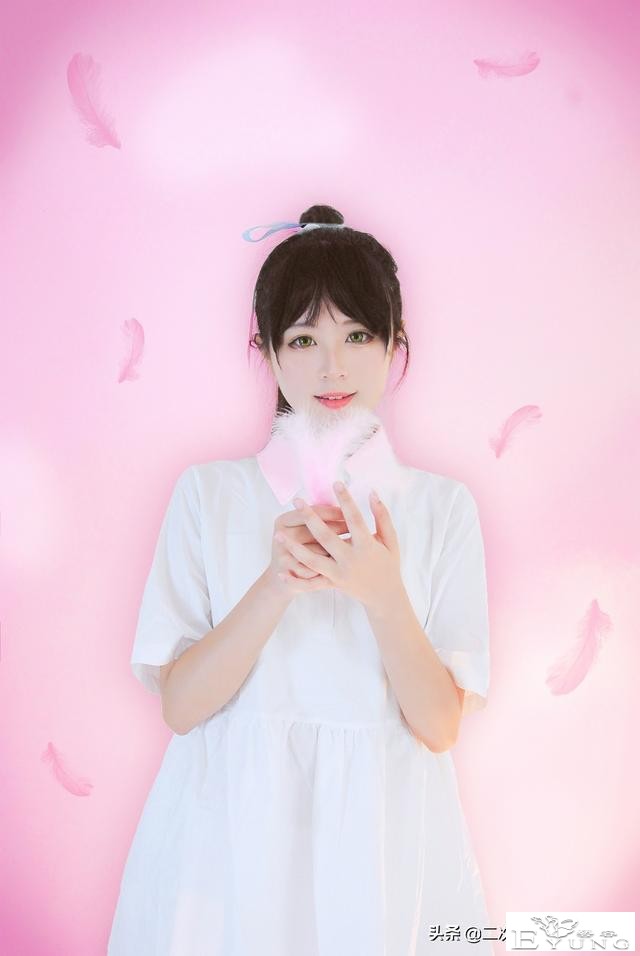 叶月恋cos：白裙为衬，连衣裙女孩在旁，美如梦幻-1.jpg
