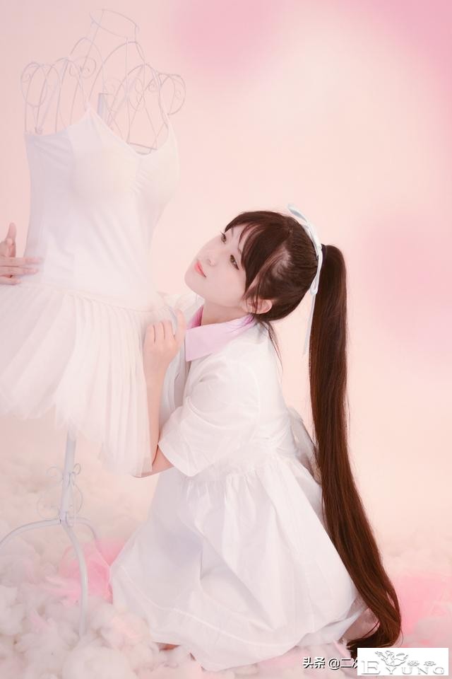 叶月恋cos：白裙为衬，连衣裙女孩在旁，美如梦幻-6.jpg