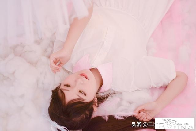 叶月恋cos：白裙为衬，连衣裙女孩在旁，美如梦幻-8.jpg